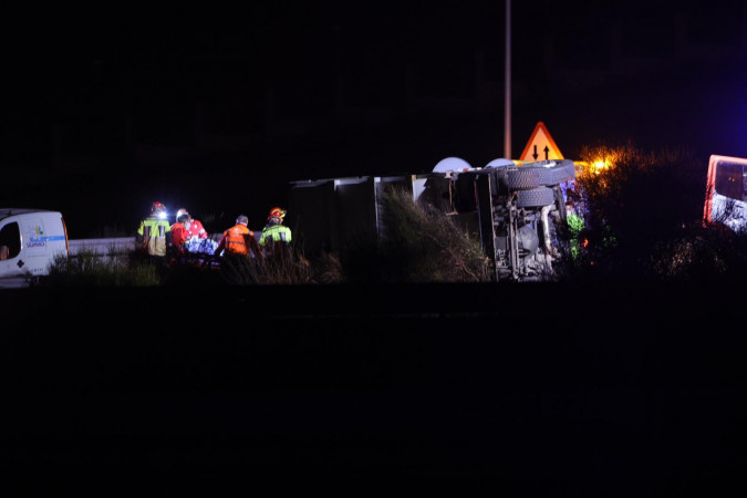 Herido al volcar el camión de la basura que conducía