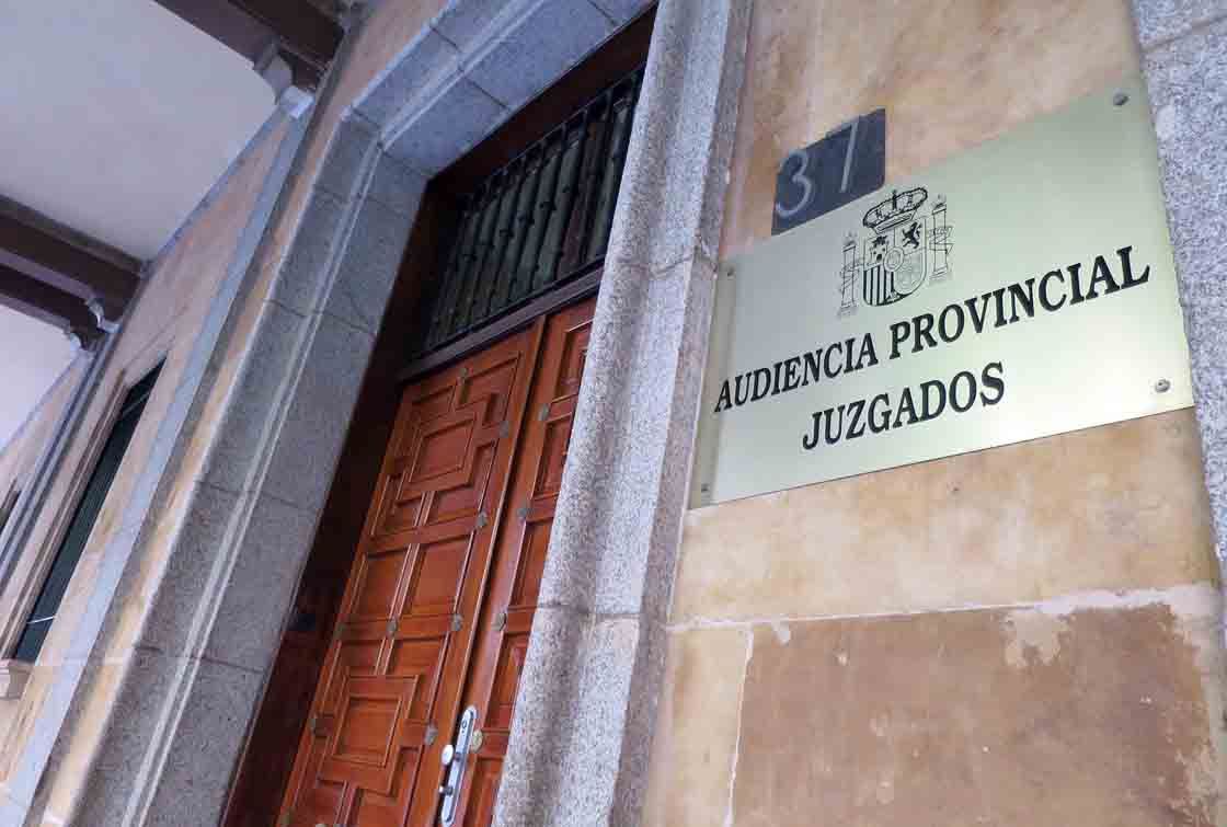 La entrada de la Audiencia de Salamanca. (Archivo)