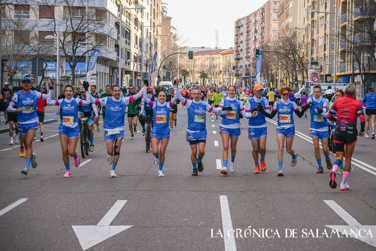 Uno de los equipos de corredores que participó en la media maratón de Salamanca de 2024. Fotografía. Pablo de la Peña. 