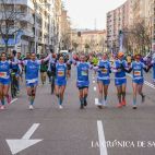 Uno de los equipos de corredores que participó en la media maratón de Salamanca de 2024. Fotografía. Pablo de la Peña. 