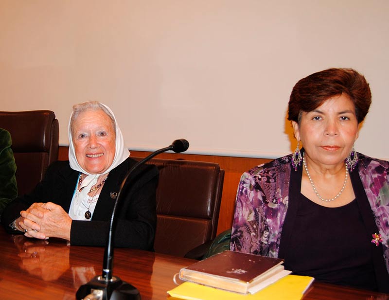 Nora Cortiñas y Mirna Perla impartieron una conferencia en la Facultad de Geografía e Historia.