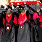 Varios integrantes de la Hermandad del Silencio, durante el descenso de las escaleras de Jesús Obrero, hoy. Varios integrantes de la Hermandad del Silencio, durante el descenso de las escaleras de Jesús Obrero, hoy.