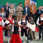 Los niños y niñas del grupo de Bailes Charros de Macotera, durante la inauguración de la feria. (I.H.) Los niños y niñas del grupo de Bailes Charros de Macotera, durante la inauguración de la feria. (I.H.)