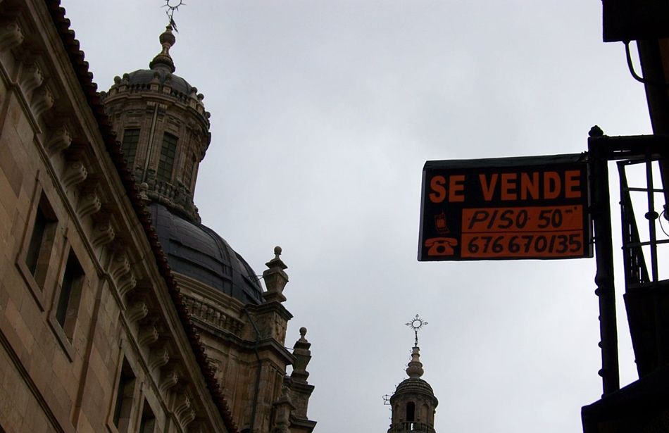 Un cartel de se vende piso en el casco histórico.