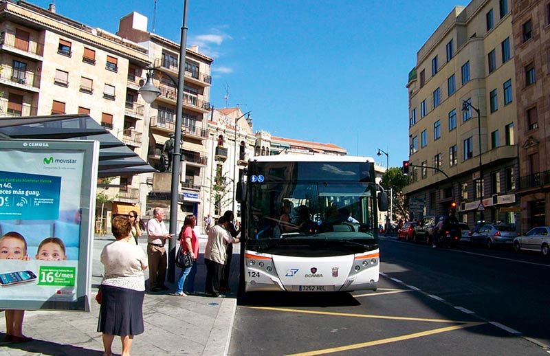 Los usuarios suben a un autobús municipal en la plaza del Empresario, en Gran Vía. Foto. Archivo. 