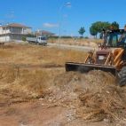Una excavadora limpia un solar municipal en Chamberí. Una excavadora limpia un solar municipal en Chamberí.