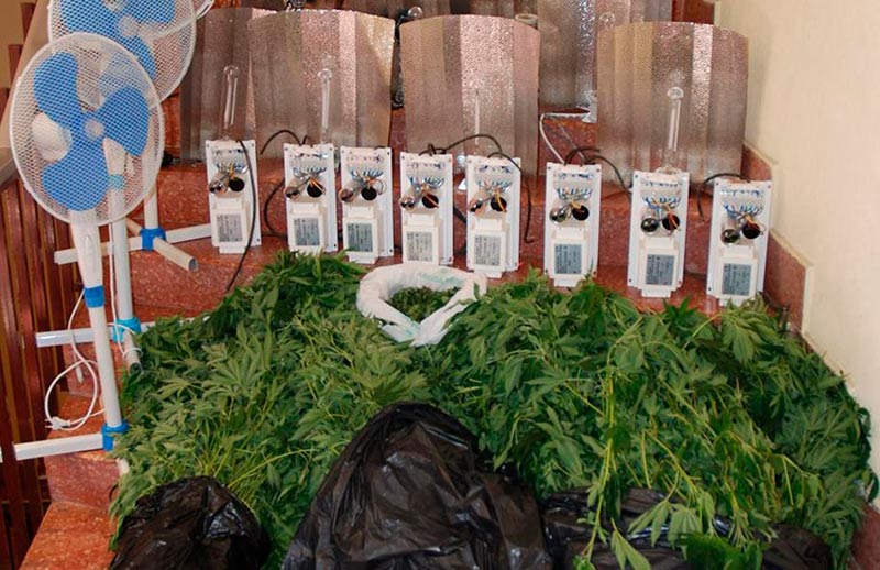 La droga y utensilios utilizados por el detenido.