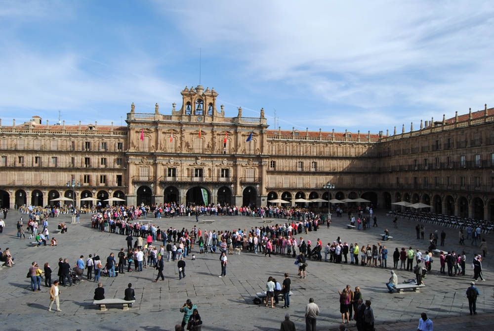 La Plaza Mayor se coronó con un gran lazo humano para recordar que hoy es el Día del Cáncer de Mama.