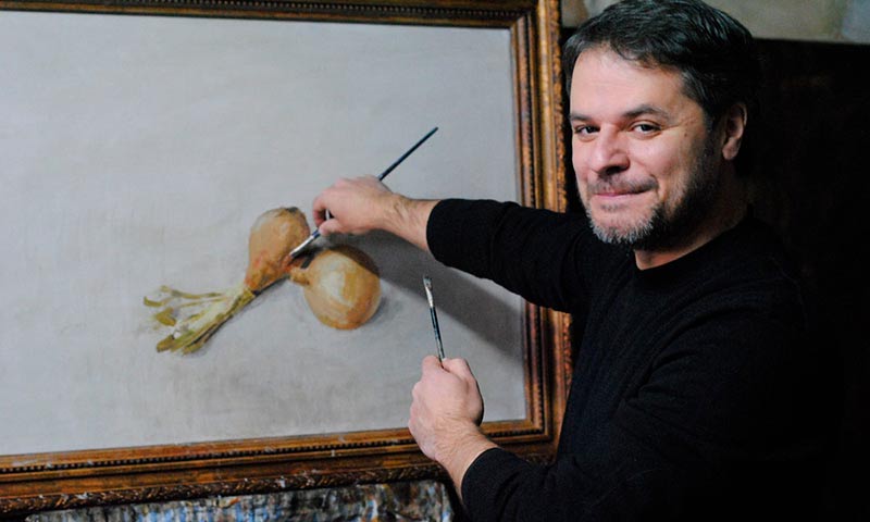 Ángel Luis Iglesias pintando un retrato de Picasso. 