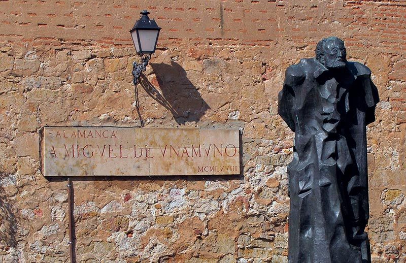 La estatua de Miguel de Unamuno.