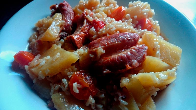 Costilla adobada con patatas, arroz y zanahorias. 