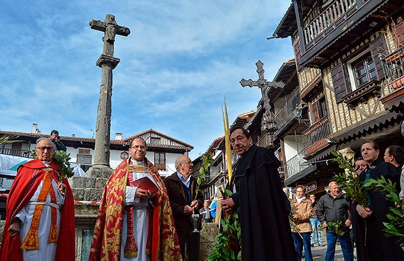 Un momento de la procesión en La Alberca.