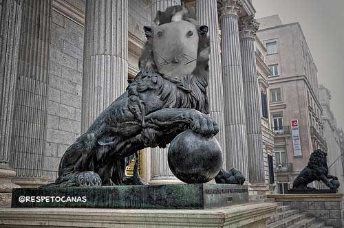 El #LeonComeGambas 'preside' el Congreso de los Diputados.