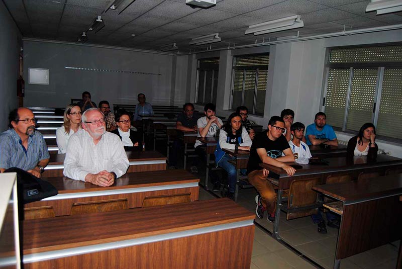 En la parte izq de la foto: Santiago Martín y Emiliano Jiménez escuchan la conferencia de Adán Pérez-García junto a un grupo de estudiantes y entusiastas de la Geología.