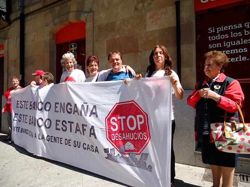 La Plataforma reivindica soluciones urgentes para los afectados. Ana pidió una hipoteca de 171.000 €, siete años después y tras haber desembolsado 71.000€, debe 212.000€.