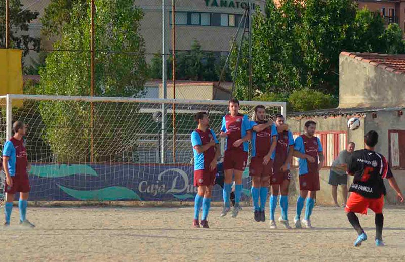 Los jugadores de La Condesa defienden una falta.