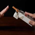 Una mujer rechaza el tabaco