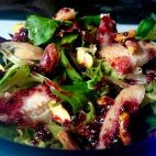 Ensalada de pollo y pistachos con vinagreta de frutos rojos.