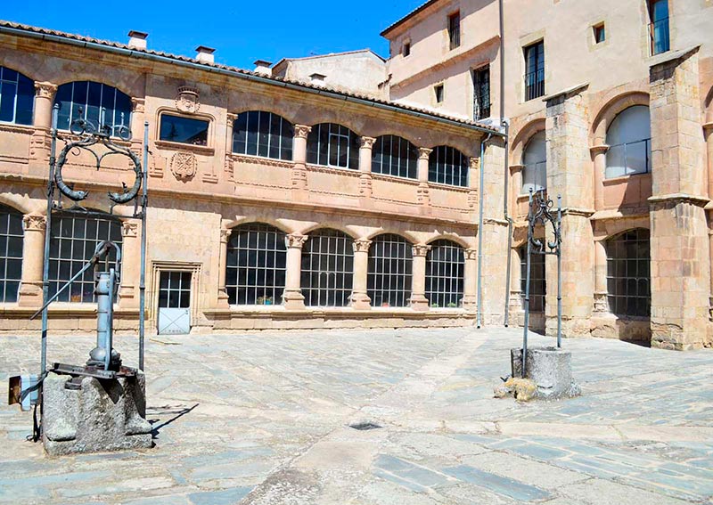 Este patio del convento de San Esteban fue el refugio de Unamuno cuando murió uno de sus hijos.