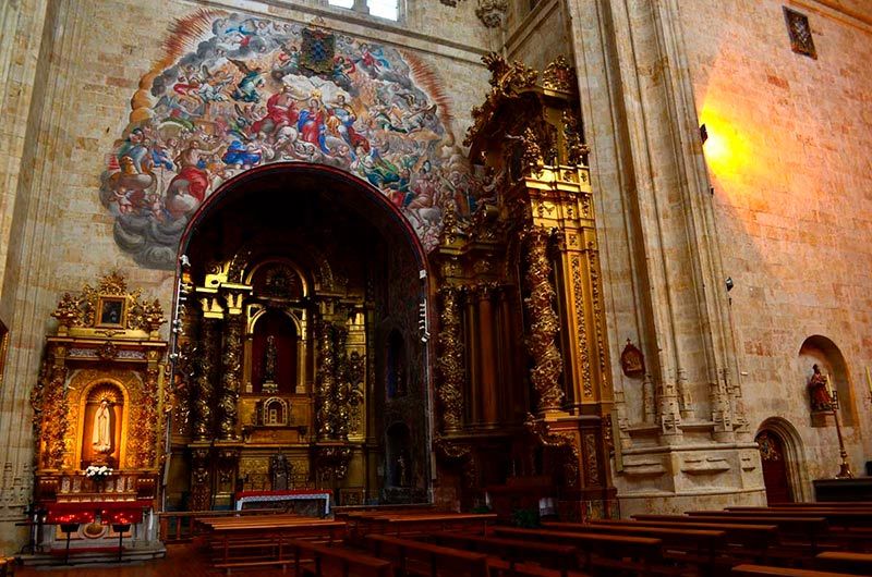 Retablo pintado por los hermanos Churriguera que se encuentra en el interior del iglesia de San Esteban.