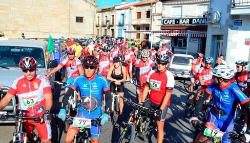 Casi noventa ciclistas participaron en la I Marcha Ciclista de Barruecopardo, disputada el pasado año. 