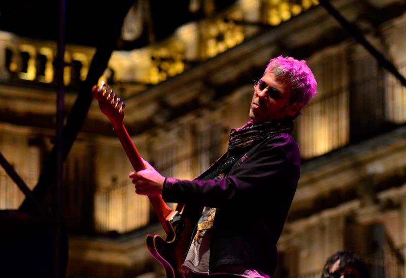 Ariel Rot durante su actuación en el concierto en la Plaza Mayor con motivo de las Ferias y Fiestas.