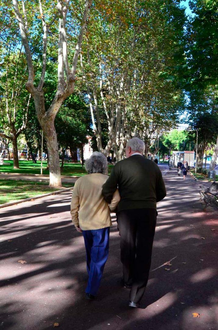 El matrimonio de paseo por La Alamedilla.