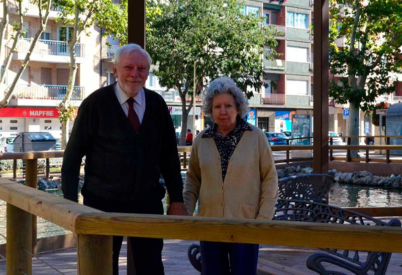 Emiliano Jiménez da la mano de su esposa.