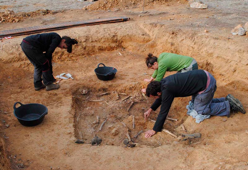 Los arqueólogos durante los trabajos de exhumación.