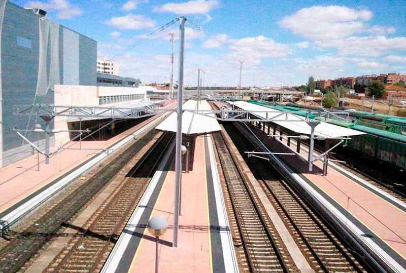 La catenaria de la velocidad alta en la estación de Salamanca.