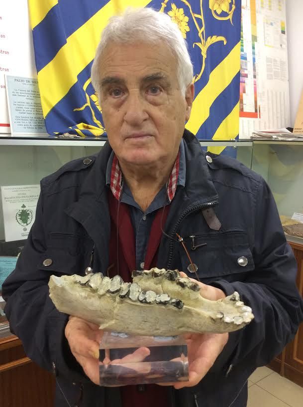 Luis Alonso con su hallazgo de 1993, foto tomada en la actualidad.
