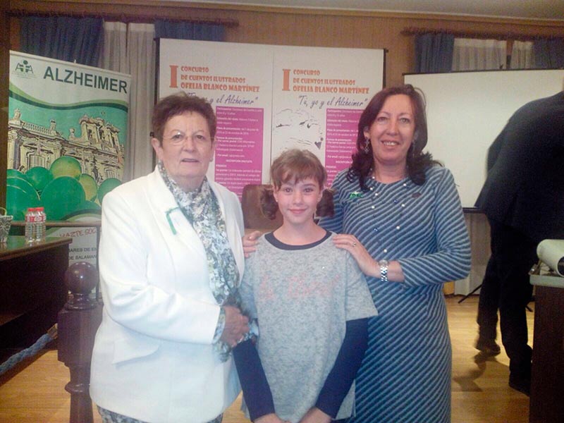 Magdalena Hernández, Carmen Merchán, ganadora del certamen, y Navidad Cabezas. 