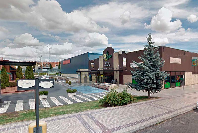 El supermercado estaría donde los antiguos cines y el parking donde está esta entrada al centro.