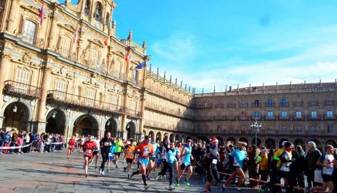 Miles de corredores participaron en la popular carrera de San Silvestre. Foto. Archivo. 