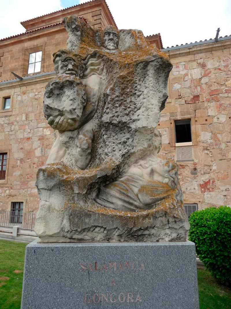 Monumento a Góngora en Salamanca, ciudad en cuya universidad estudió. Es un homenaje al poeta, la cara del escritor aparece inspirada en el cuadro que de él pintó Velázquez, junto a otros elementos como un águila que representa a Góngora. Debajo de estas figuras aparecen otras de la Fábula de Polifemo y Galatea, uno de los principales poemas de Góngora.
