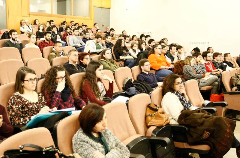 Asistentes a la conferencia en el salón de actos de la Facultad de Geografía e Historia.