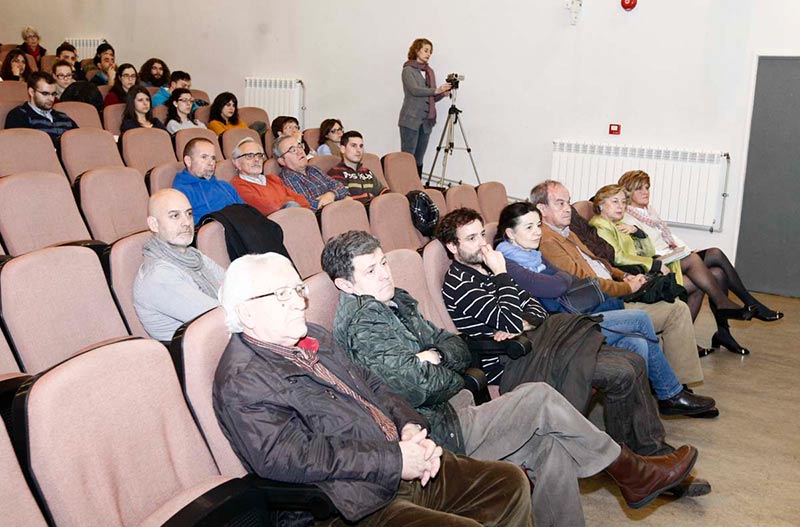Miembros de la Asociación Salamanca Memoria y Justicia encargados de programar la conferencia del profesor vasco.