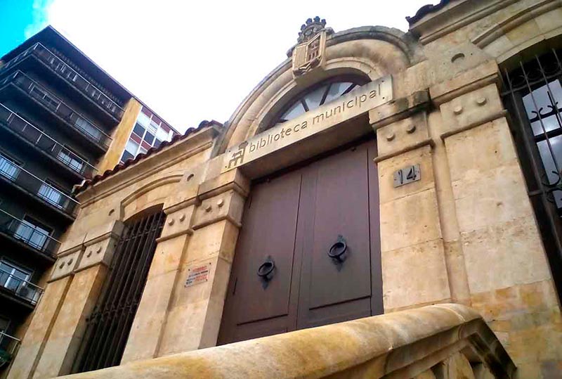 La biblioteca municipal Gabriel y Galán, antigua casa de socorro de Salamanca.