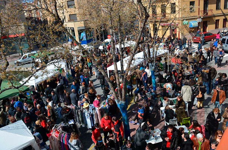 Los comerciantes del Barrio del Oeste sacaron sus artículos y organizaron una estupenda fiesta dominical.