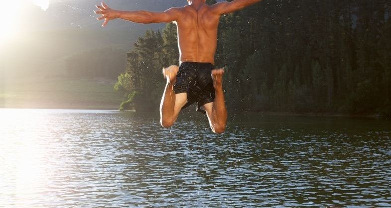 joven_saltando_en_el_lago-786x418.jpg