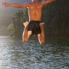 joven_saltando_en_el_lago-786x418.jpg