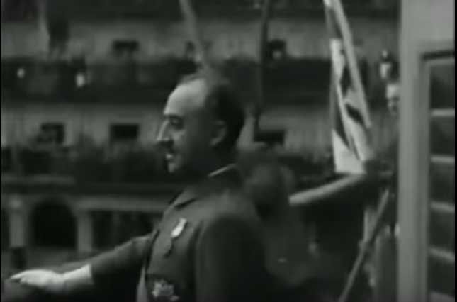 Franco en el balcón del Ayuntamiento en septiembre de 1936, Imagen youtube.