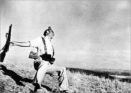 Mítica fotografía de Robert Capa en la Guerra Civil Española. 