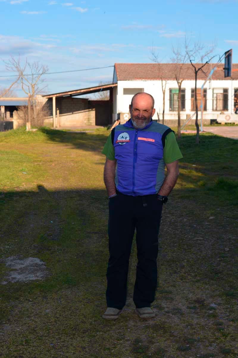 Juanito Oiarzabal es un vecino más de Tenebrón, el pueblo de su mujer, Araceli.