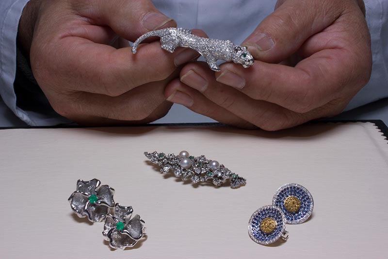 Martín Constantino con algunas de sus creaciones. Pantera de oro blanco de 18 quilates con 510 diamantes y dos esmeraldas. Broche marino de oro blanco de 18 quilates con perlas de cultura, diamantes y esmeraldas. Pendientes con forma de flor de oro blanco de 18 quilates con diamantes y esmeraldas. Pendientes de oro blanco de 18 quilates con zafiros azules, amarillos y diamantes.