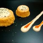 Pastel de cabracho con mahonesa de pimientos.
