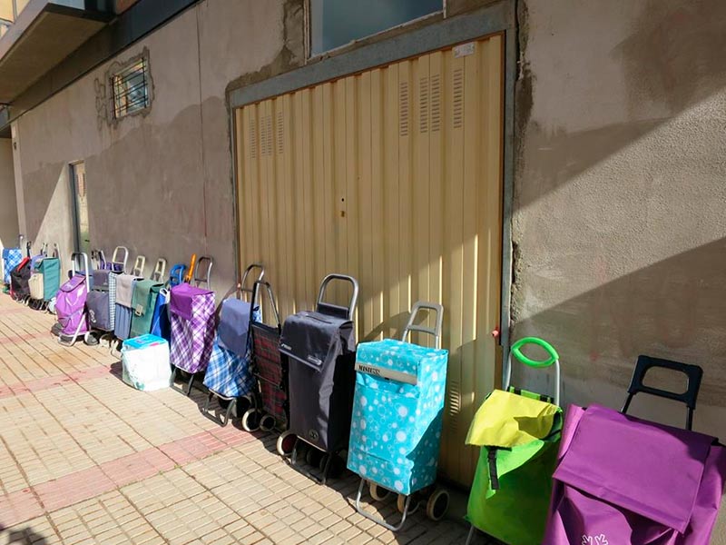 Carritos de la compra en la cola para recibir alimentos en una asociación de ayuda en Salamanca. (Archivo).