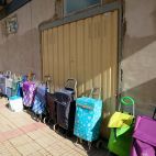 Carritos de la compra en la cola para recibir alimentos en una asociación de ayuda en Salamanca. (Archivo).