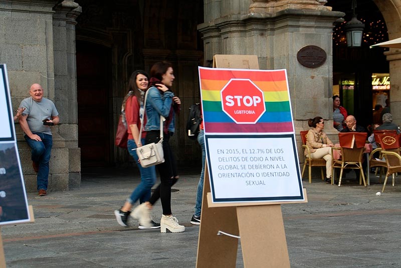 Un acto del colectivo LGTB+ en la Plaza Mayor. 
