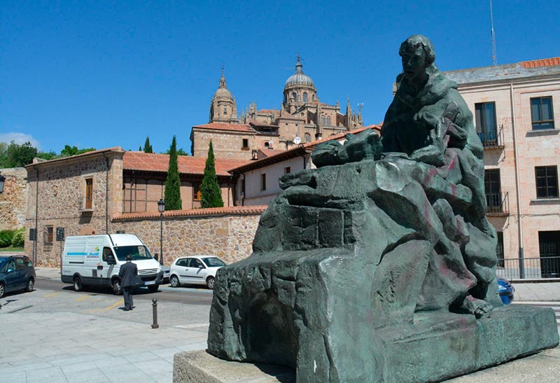 La estatua de San Juan de la Cruz situada en Arroyo de Santo Domingo. La estatua de San Juan de la Cruz situada en Arroyo de Santo Domingo.